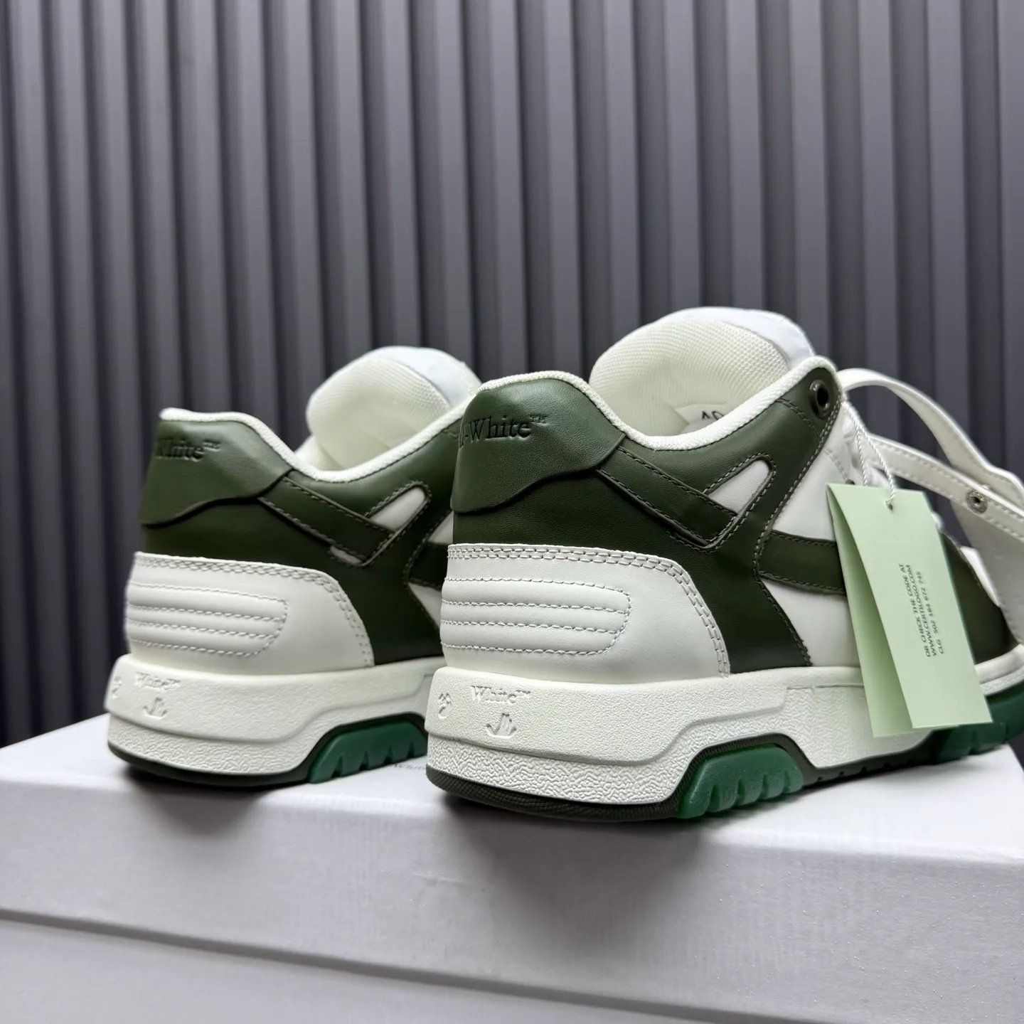 【off- white】P: 620💰Couple model👫, Size: 35-44 (Customized for men 38.45.46) High-quality version👊 "Out of office" series original molding, original lasting, production process 1:1 Original ➰OFF GRAY WHITE OW ➰ First-layer cowhide Imported skin-friendly and environmentally friendly polyester mesh Original molding high elastic and environmentally friendly molding pad Made with the original lasting process. The original molded rubber outsole (never yellows and deforms) has a super correct shape, bright color and strong three-dimensional effect👍. Packaging💯Full set of packaging synchronized with the official website (branded paper, certificate of quality, branded cloth bag)